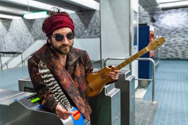 Şaman yeraltı gitar tutar
