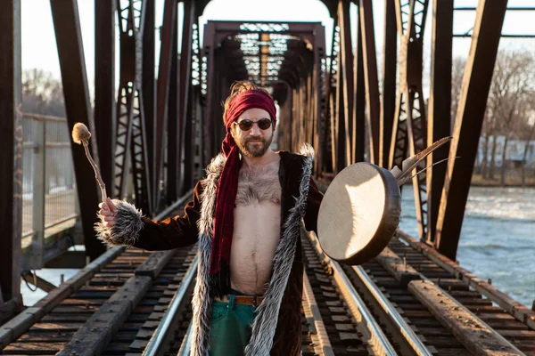 El boho sin camisa se para en el puente ferroviario — Foto de Stock