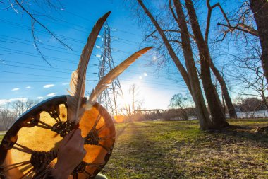 Şaman kutsal nesneleri dışarıda tutuyor