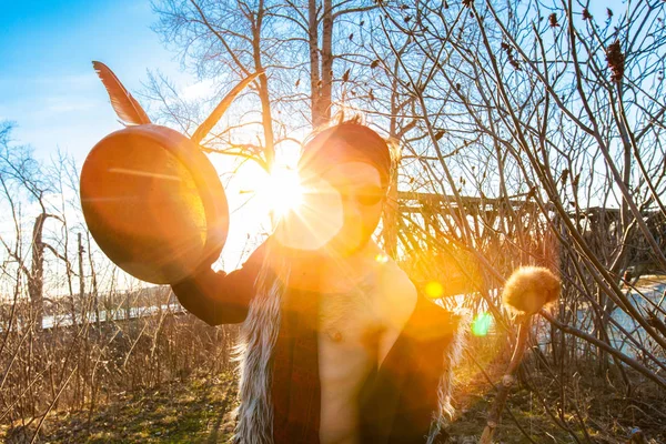 Xamã fica na floresta durante o pôr do sol — Fotografia de Stock