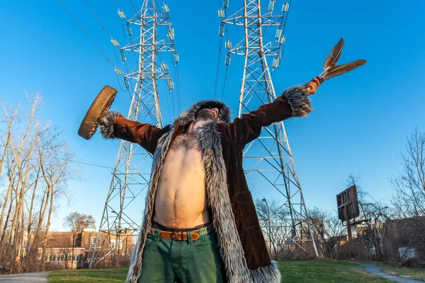 El hombre sagrado bajo las torres eléctricas — Foto de Stock