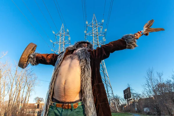 El hombre sagrado bajo las torres eléctricas — Foto de Stock