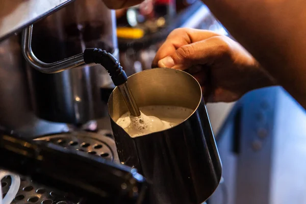 Barista espumas leite no café — Fotografia de Stock