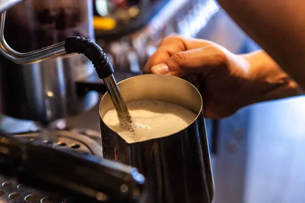 Barista espumas de leche en el café —  Fotos de Stock