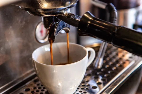 Saringan segar kopi brews di kedai kopi — Stok Foto