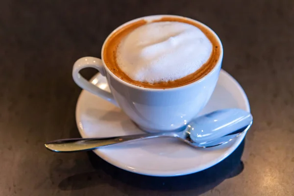 Frisch gebrühter Kaffee im Kaffeehaus — Stockfoto