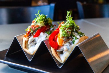 Restoranda servis edilen sağlıklı tacolar