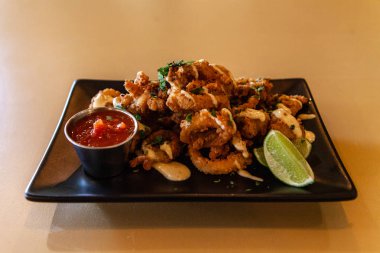 Restoranda hırpalanmış ve kızarmış kalamar