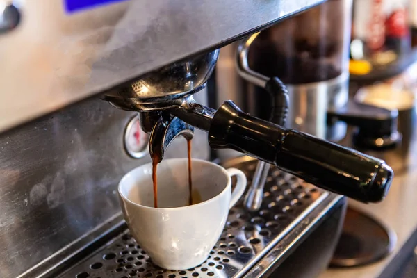 Máquina de café espresso filtrado . — Fotografia de Stock