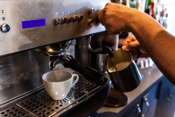 Barista menyiapkan minuman di kedai kopi — Stok Foto