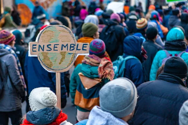 Activistas ambientales marchan en ciudad — Foto de Stock