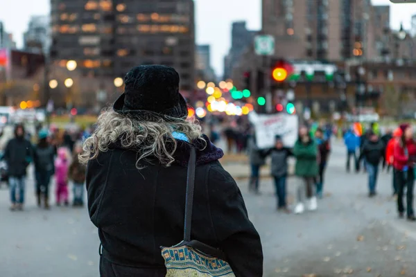 Activistas ambientales marchan en ciudad — Foto de Stock