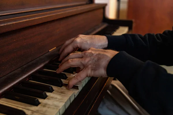 高齢者はピアノで音楽を演奏する. — ストック写真