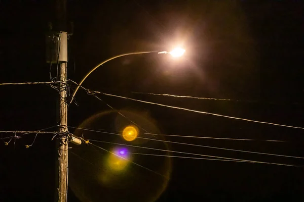 Streetlight & overhead ledningar belysta — Stockfoto
