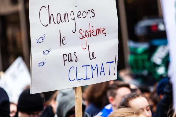 Un militant écologiste porte une pancarte française — Photo