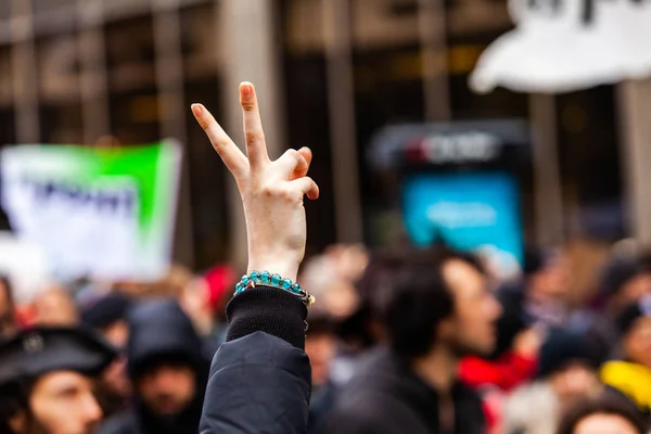 Activista sostiene los dedos en el aire en mitin — Foto de Stock