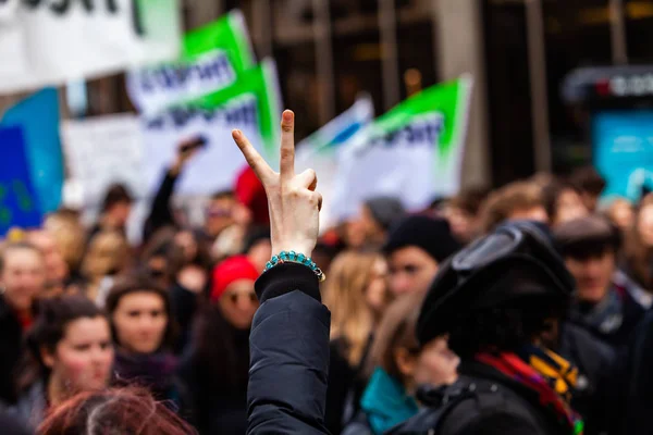 Símbolo de mano de paz en manifestación ecológica — Foto de Stock