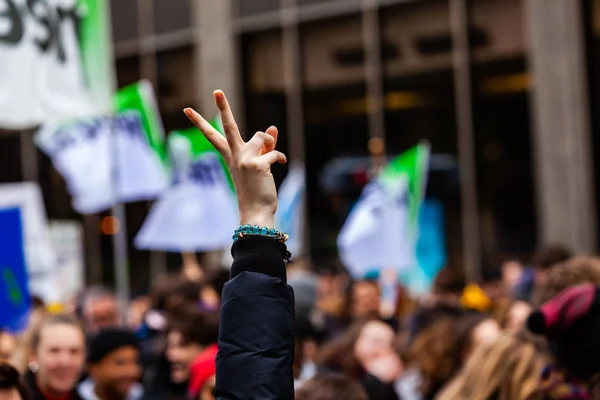 V gest na protest środowiskowy — Zdjęcie stockowe
