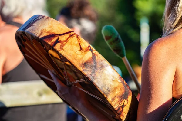 Heilige trommels tijdens geestelijk zingen. — Stockfoto