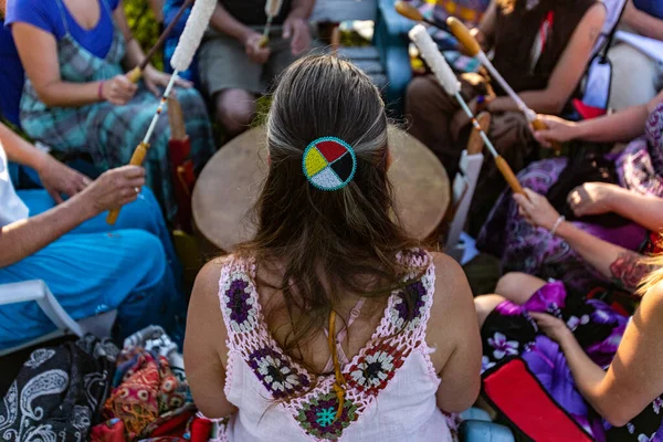 Tambores sagrados durante el canto espiritual . — Foto de Stock