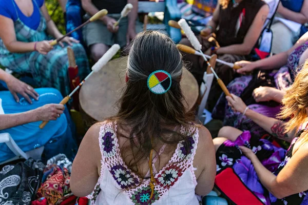 Tambores sagrados durante el canto espiritual . — Foto de Stock