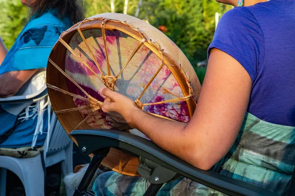 Heilige trommels tijdens geestelijk zingen. — Stockfoto