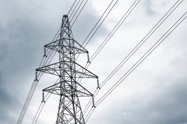 Gökyüzüne karşı güç kabloları.
