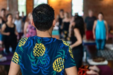 Yoga sınıfında farklı insan grubu.