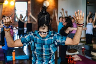 Yoga sınıfında farklı insan grubu.