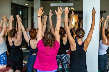 Yoga sınıfında farklı insan grubu.