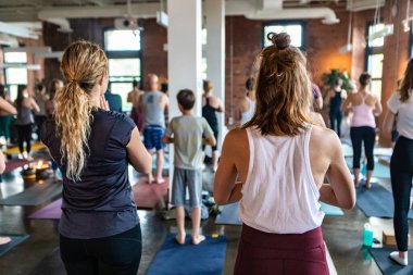 Yoga sınıfında farklı insan grubu.