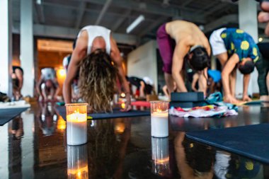 Yoga sınıfında farklı insan grubu.