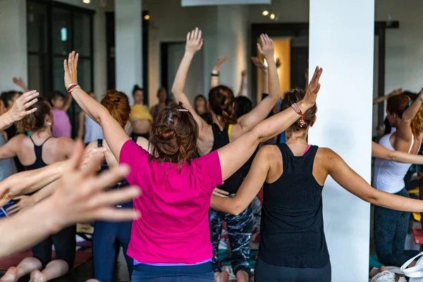 Yoga sınıfında farklı insan grubu.
