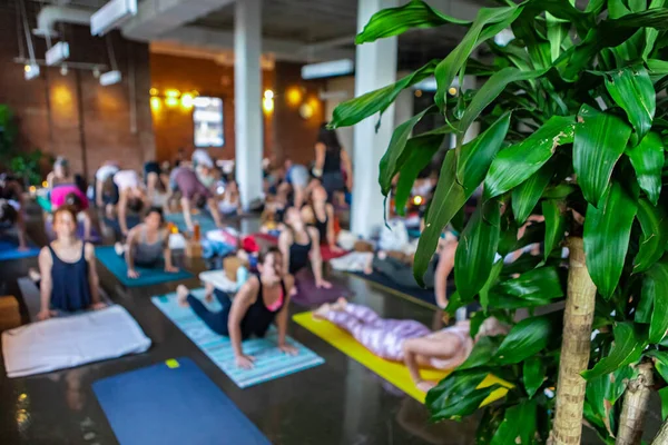 Yoga sınıfında farklı insan grubu.