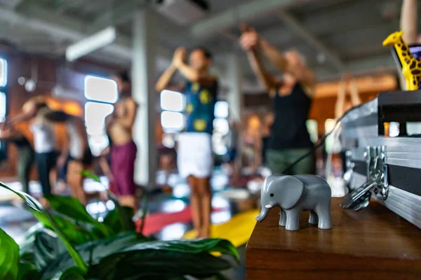 Yoga sınıfında farklı insan grubu.