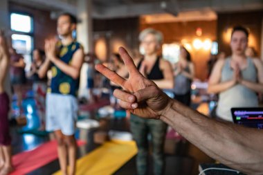 Yoga sınıfında farklı insan grubu.