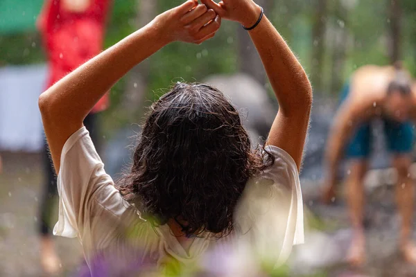 Diversas personas disfrutan de reunión espiritual — Foto de Stock