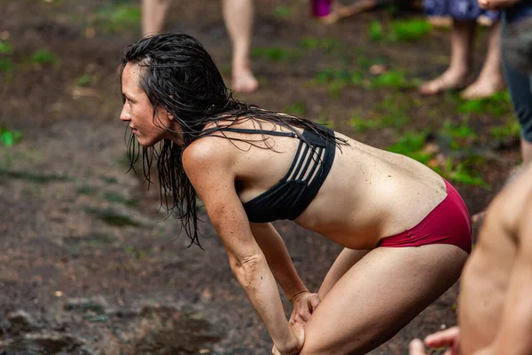 Verschiedene Menschen genießen spirituelles Beisammensein — Stockfoto