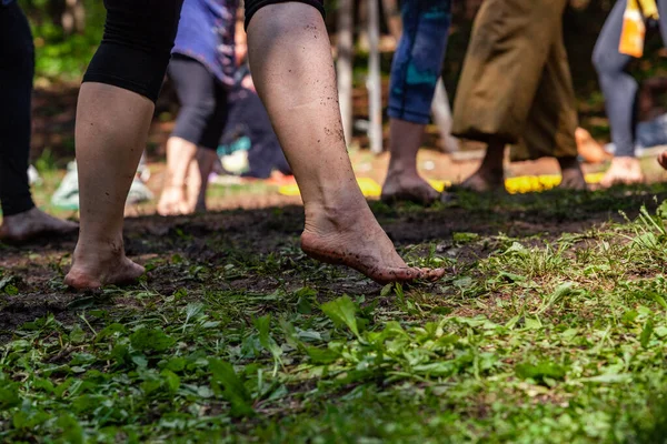 Diversas personas disfrutan de reunión espiritual — Foto de Stock