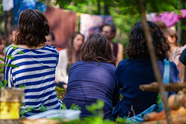 Diversas personas disfrutan de reunión espiritual — Foto de Stock