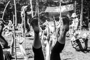 Çeşitli insanlar ruhani toplantılardan hoşlanırlar.