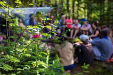 Çeşitli insanlar ruhani toplantılardan hoşlanırlar.