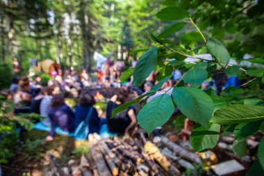 Çeşitli insanlar ruhani toplantılardan hoşlanırlar.