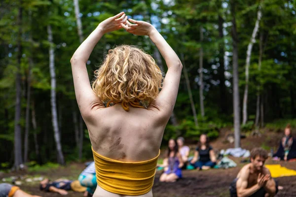 Diversas personas disfrutan de reunión espiritual — Foto de Stock