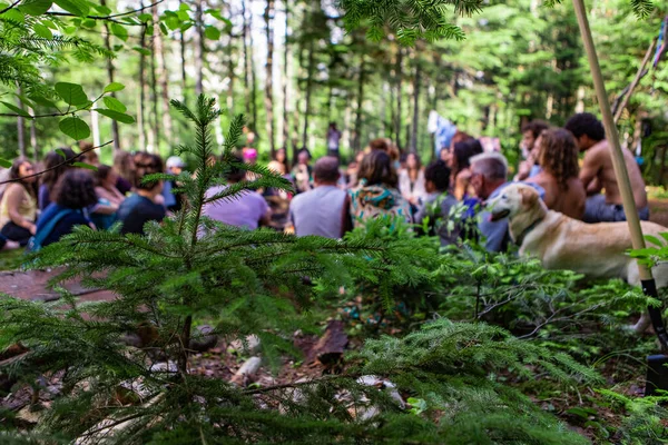 Diversas personas disfrutan de reunión espiritual — Foto de Stock