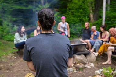 Çeşitli insanlar ruhani toplantılardan hoşlanırlar.