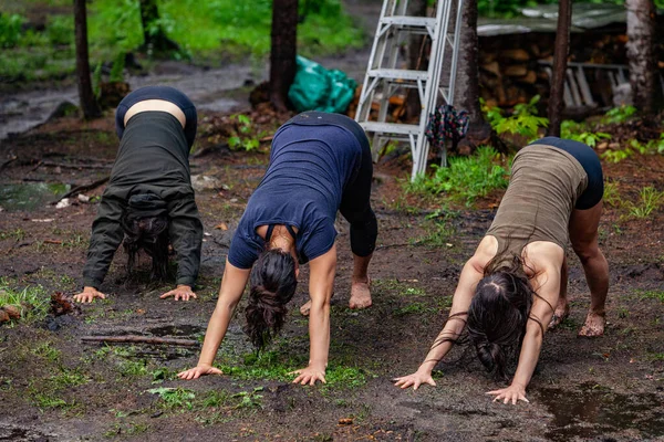 Diversas personas disfrutan de reunión espiritual — Foto de Stock