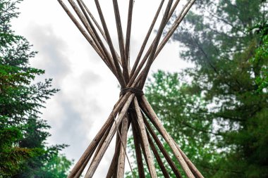 Çeşitli insanlar ruhani toplantılardan hoşlanırlar.