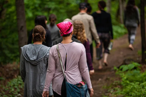 Diversas personas disfrutan de reunión espiritual — Foto de Stock