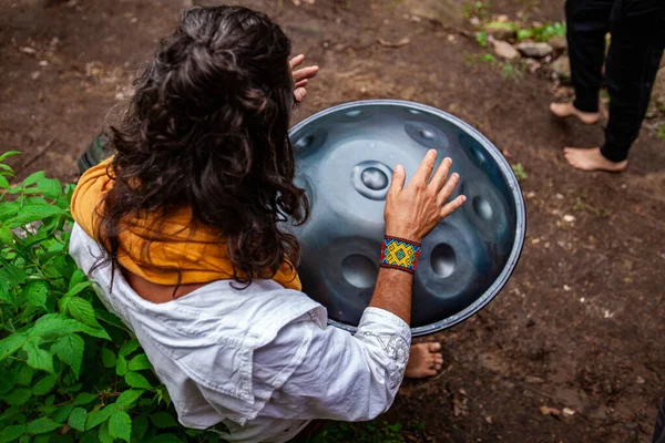 Diversas personas disfrutan de reunión espiritual — Foto de Stock